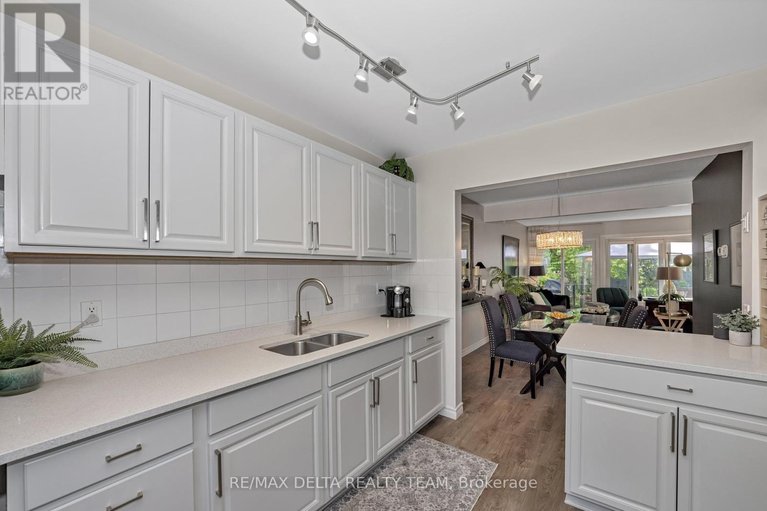 28632768/61-valewood-crescent/blackburn-hamlet/ottawa/ontario/K1B4G1_11