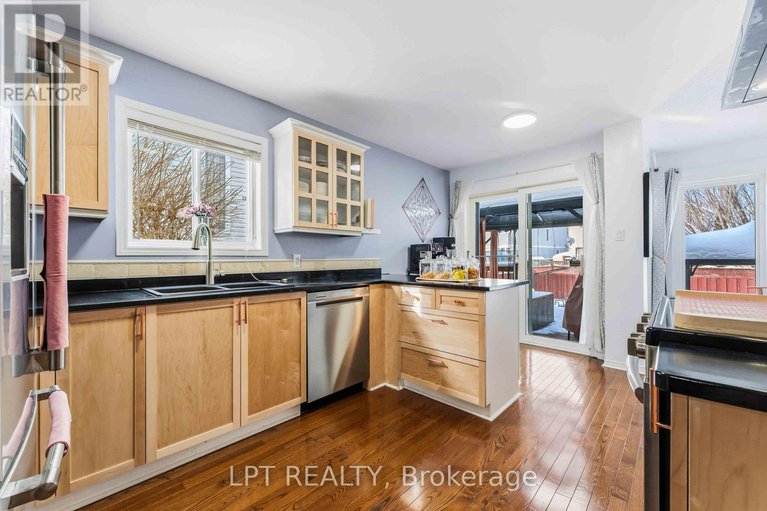 29289420/1549-senateurs-way/fallingbrookpineridge/ottawa/ontario/K4A4A2_9