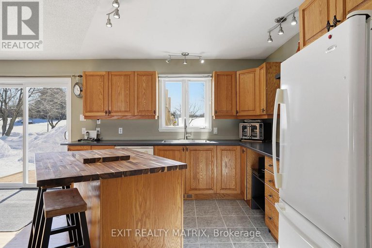 29367617/890-happy-hollow-road/vankleek-hill/champlain/ontario/K0B1R0_11