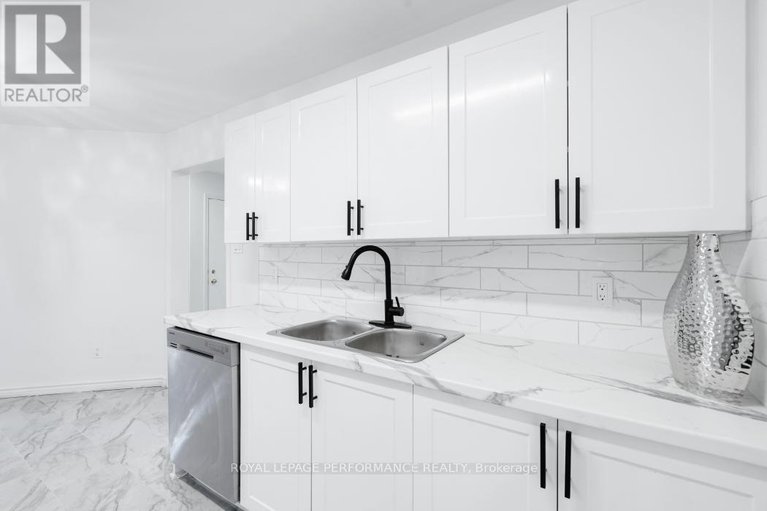 28601739/1416-caravel-crescent/bilberry-creekqueenswood-heights/ottawa/ontario/K1E3X4_15