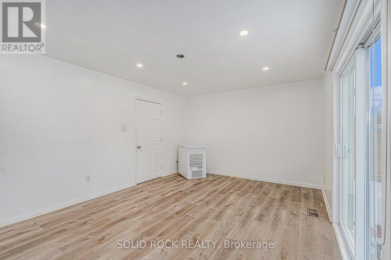 28367729/1432-leigh-crescent/carson-grove/ottawa/ontario/K1J8E4_12