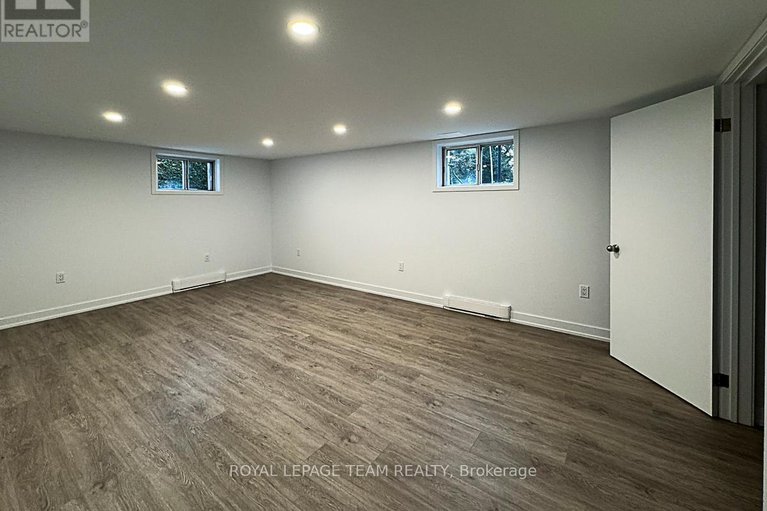 28916019/70-crownhill-street/cardinal-heights/ottawa/ontario/K1J7K8_22