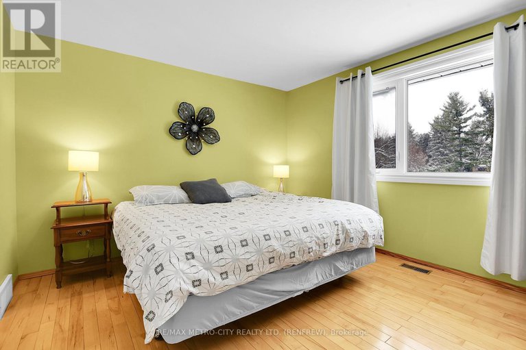 29410189/128-burns-drive/mcnabbraeside-twps/mcnabbraeside/ontario/K0A1G0_23