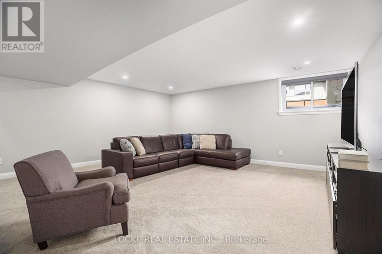 28596874/517-pimiwidon-street/cfb-rockcliffe-and-area/ottawa/ontario/K1K5A1_39