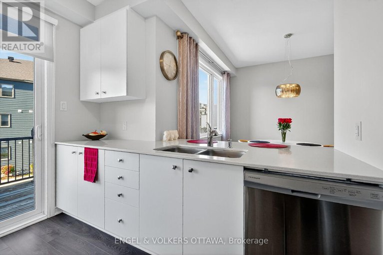 29023923/827-kiniw-private-se/cfb-rockcliffe-and-area/ottawa/ontario/K1K5A3_6