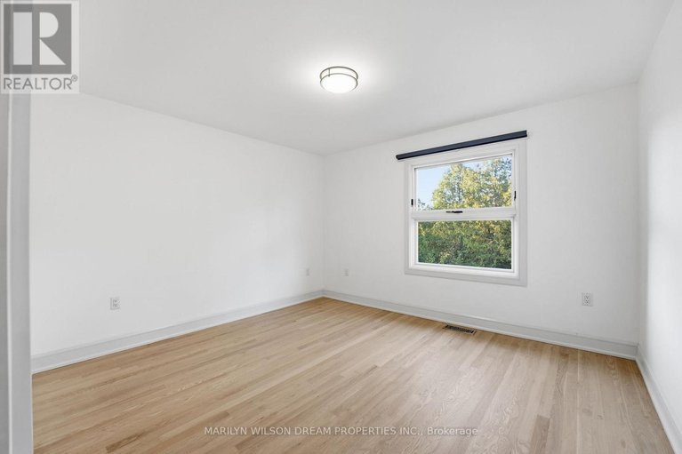 29579532/33-commanche-drive/city-viewskylinefisher-heightsparkwood-hills/ottawa/ontario/K2E6E8_27