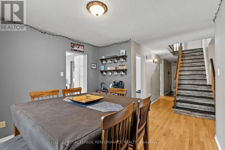 29329137/690-princess-louise-drive/fallingbrookridgemount/ottawa/ontario/K4A2C1_10