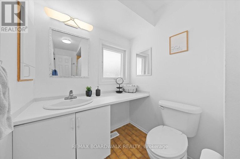 29671423/1837-windflower-way/chapel-hill/ottawa/ontario/K1C5Z8_32