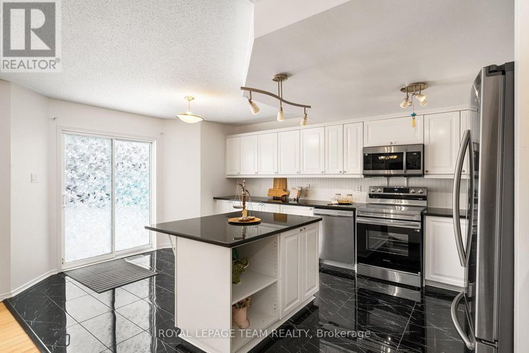 29269235/18-oakham-ridge-n/morgans-grantsouth-march/ottawa/ontario/K2K3B3_15