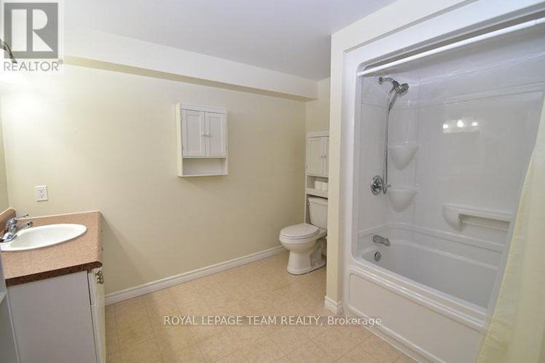 29135893/5516-meadowbrook-drive/iroquois/south-dundas/ontario/K0E1K0_18