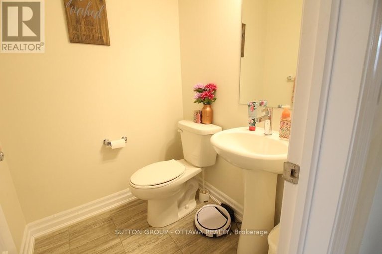 28894848/303-rue-de-l-etang-street/town-of-rockland/clarence-rockland/ontario/K4K0K1_6