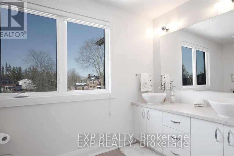28643712/17-chesswood-court/pineglencountry-place/ottawa/ontario/K2E7E3_22