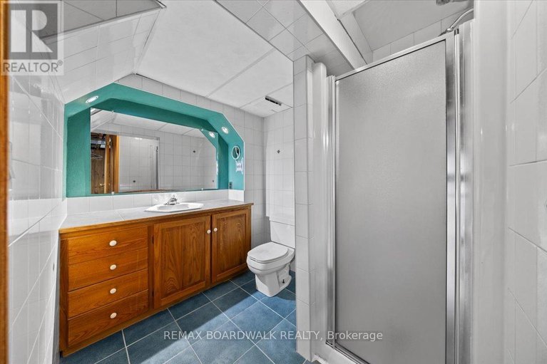 29678881/72-crownhill-street/cardinal-heights/ottawa/ontario/K1J7K8_23