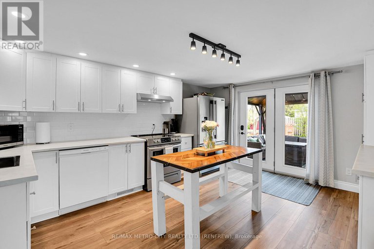 28293048/228-arnprior-avenue/renfrew/renfrew/ontario/K7V3A1_4