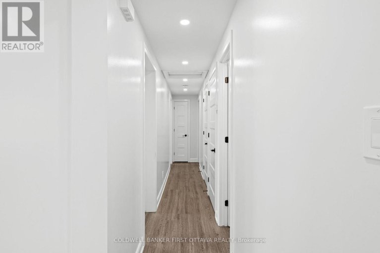 29689692/351-amiens-street/bilberry-creekqueenswood-heights/ottawa/ontario/K1E1P1_12