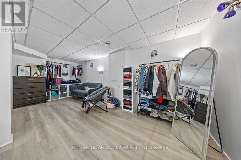 29318250/294-valade-crescent/fallingbrookpineridge/ottawa/ontario/K4A2X3_31