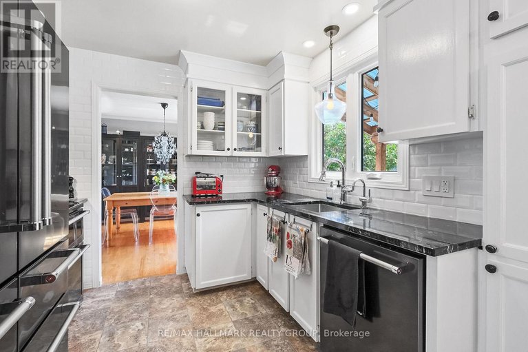 28610076/1352-baden-avenue/emerald-woodssawmill-creek/ottawa/ontario/K1T1V7_10