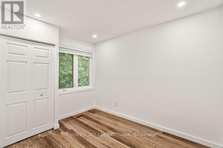 29072424/12-bayside-private/mooneys-bayriverside-park/ottawa/ontario/K1V9R3_24