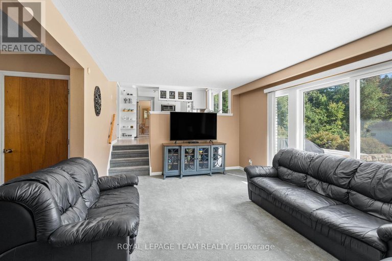 28889906/1640-century-road-e/manotick-south-to-roger-stevens/ottawa/ontario/K0A2E0_18