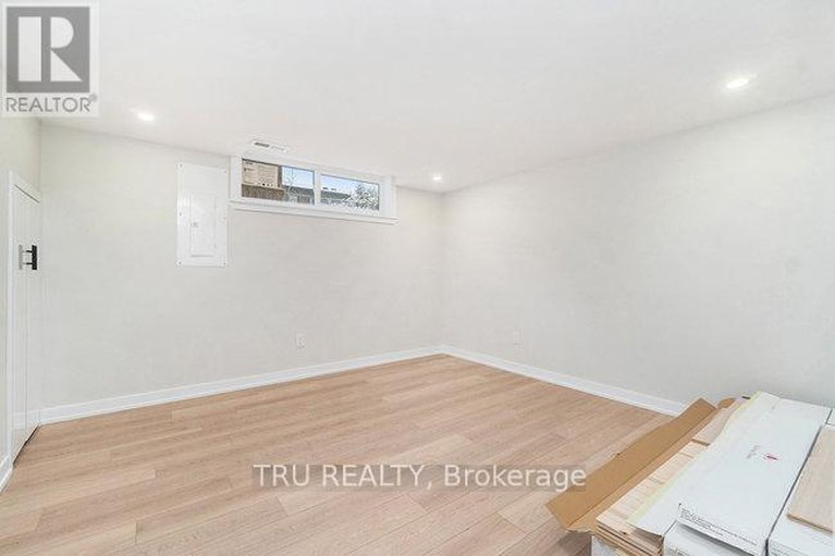 28740163/39-sunnycrest-drive/city-viewskylinefisher-heightsparkwood-hills/ottawa/ontario/K2E5Y4_25