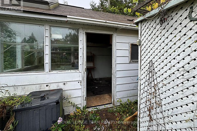 28916019/70-crownhill-street/cardinal-heights/ottawa/ontario/K1J7K8_28
