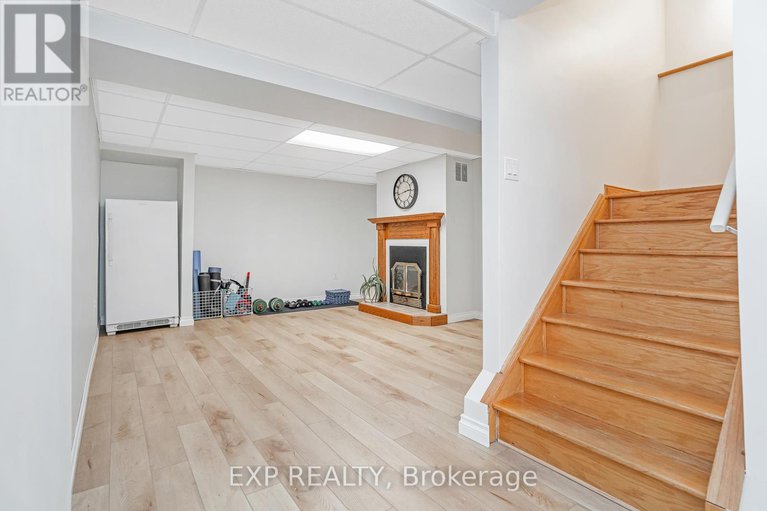 28799326/6084a-vineyard-drive/convent-glen/ottawa/ontario/K1C2M5_32
