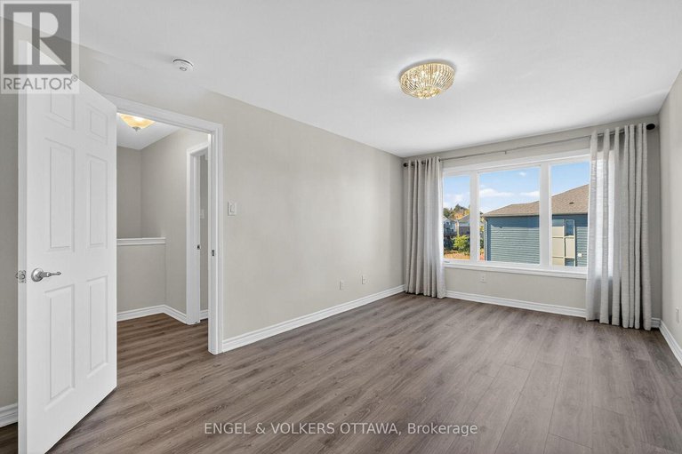 29023923/827-kiniw-private-se/cfb-rockcliffe-and-area/ottawa/ontario/K1K5A3_17