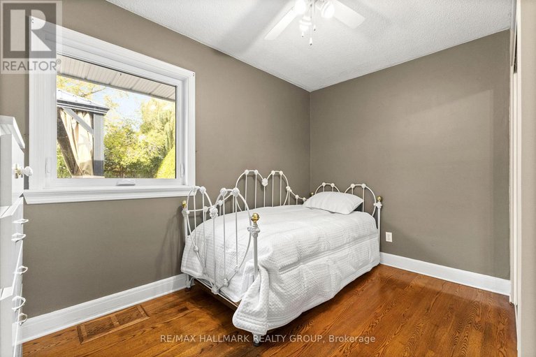 29013157/18-kerry-crescent/city-viewskylinefisher-heightsparkwood-hills/ottawa/ontario/K2E5V6_21