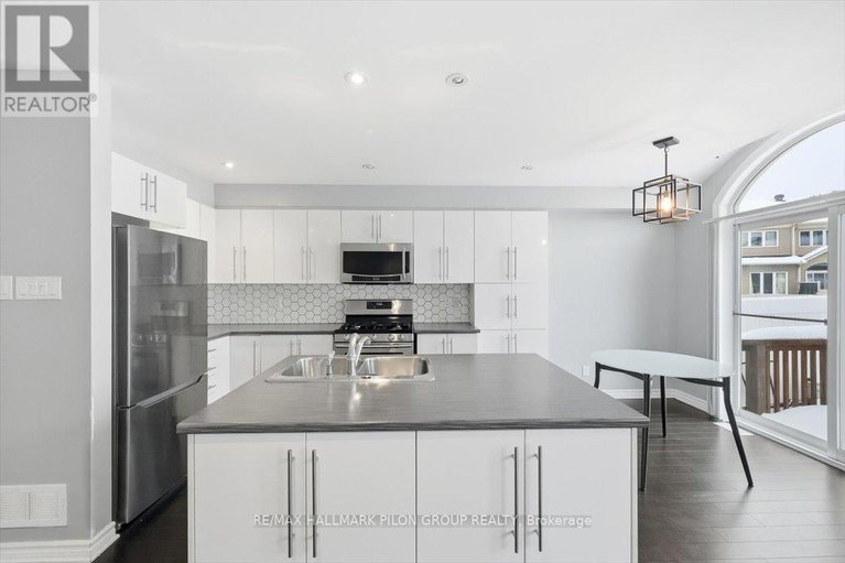 29233592/748-morningstar-way/mer-bleuebradley-estatesanderson-park/ottawa/ontario/K1W0G6_3