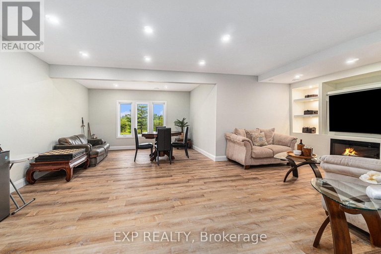 28561734/21-constance-lake-road/kanata-north-east/ottawa/ontario/K2K1X7_28