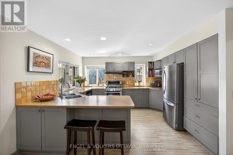 29617139/424-lochaber-avenue/westboro-west/ottawa/ontario/K2A0A6_19