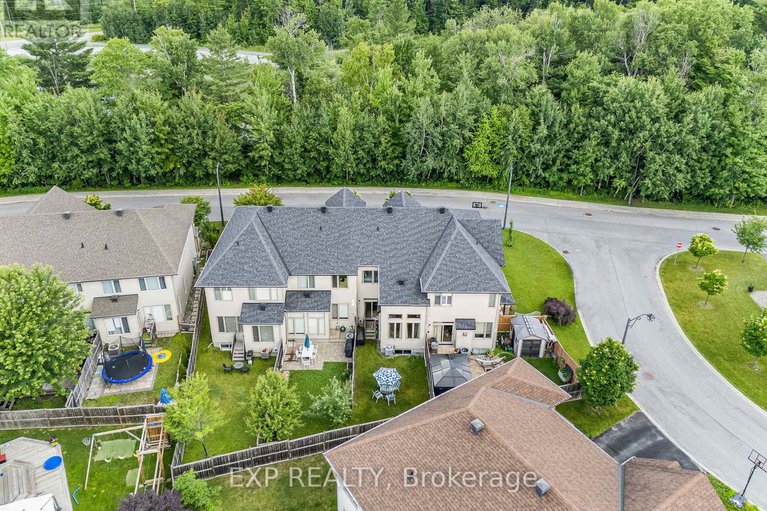 28589482/326-trailsedge-way/mer-bleuebradley-estatesanderson-park/ottawa/ontario/K1W0G6_33