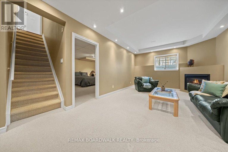 29444903/1367-talcy-crescent/fallingbrookridgemount/ottawa/ontario/K4A3C4_36