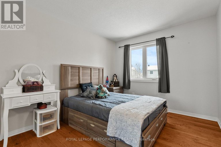 29329137/690-princess-louise-drive/fallingbrookridgemount/ottawa/ontario/K4A2C1_29