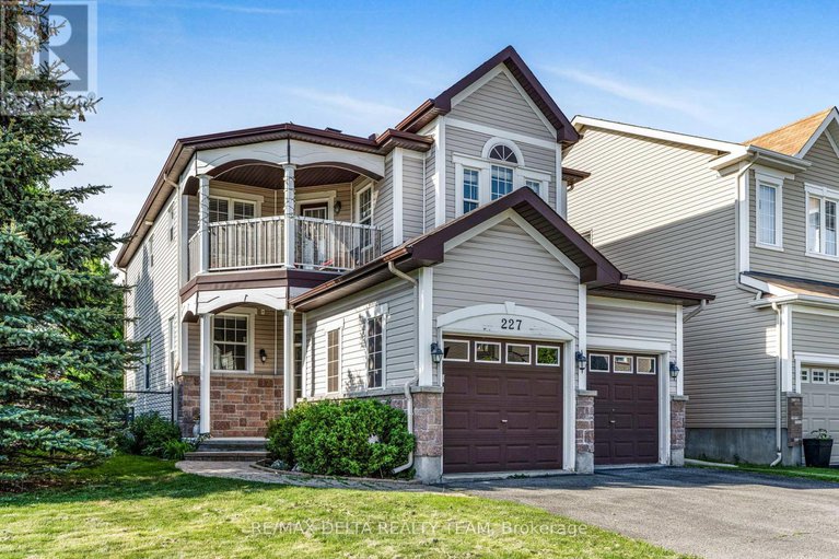 28627849/227-hillpark-high-street/mer-bleuebradley-estatesanderson-park/ottawa/ontario/K1W0B5_2
