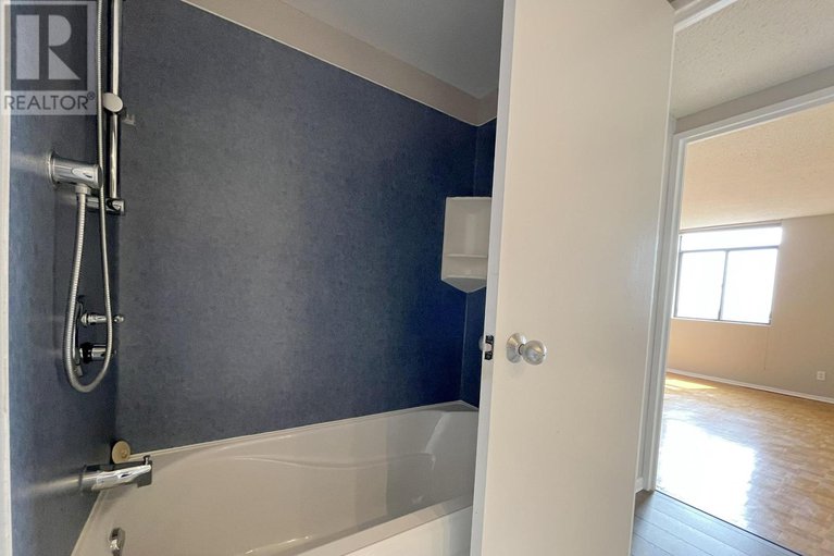 28555722/1210-2871-richmond-road/queensway-terrace-north/ottawa/ontario/K2B8M5_24