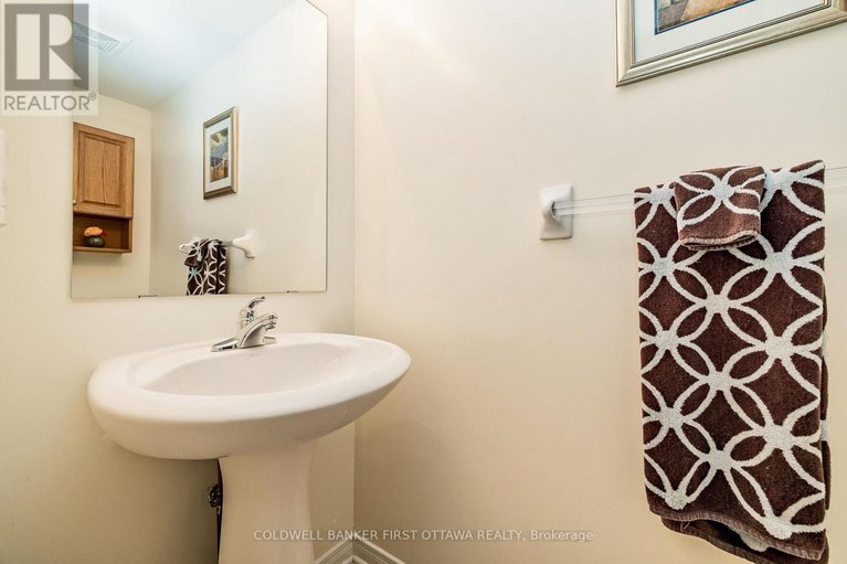 29452271/389-wiffen-private/westcliffe-estates/ottawa/ontario/K2H1G4_13