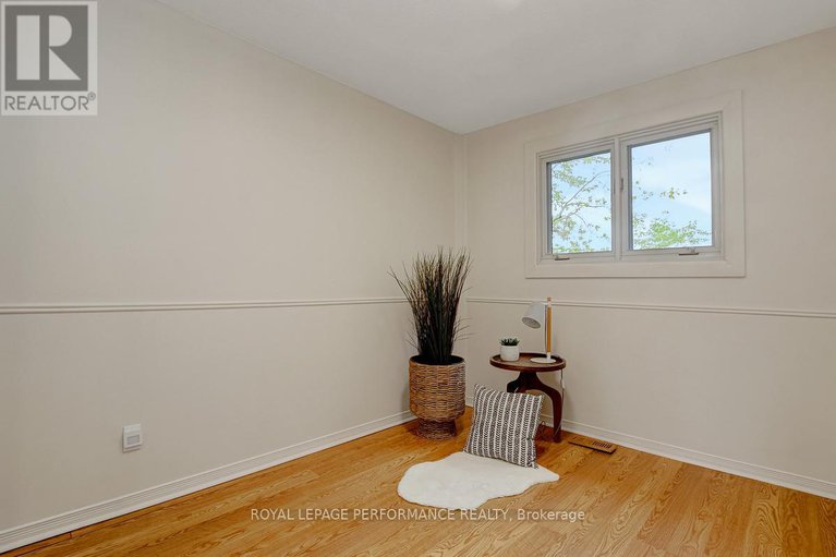 28710686/22-550-straby-avenue/overbrookcastle-heights/ottawa/ontario/K1K1H1_23