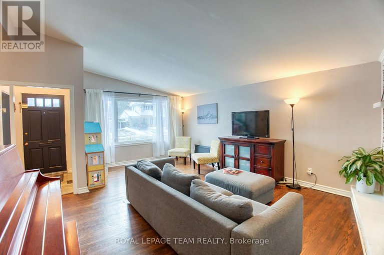 28637170/2010-featherston-drive/urbandale-acres/ottawa/ontario/K1H6P9_4