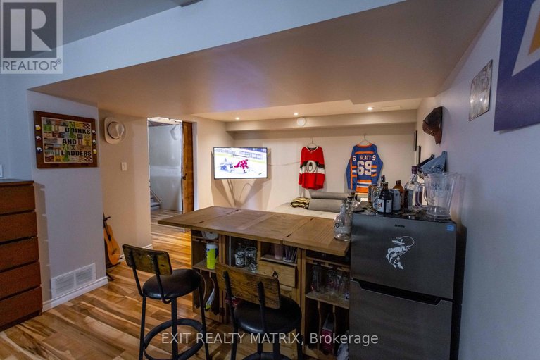 28414498/221-hillpark-high-street/mer-bleuebradley-estatesanderson-park/ottawa/ontario/K1W0B5_36