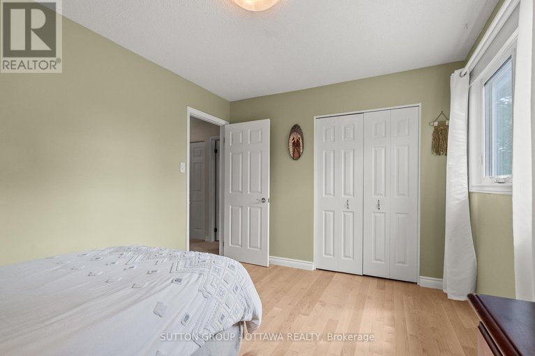 28824766/9-sundance-court/sheahan-estatestrend-village/ottawa/ontario/K2H8T4_32