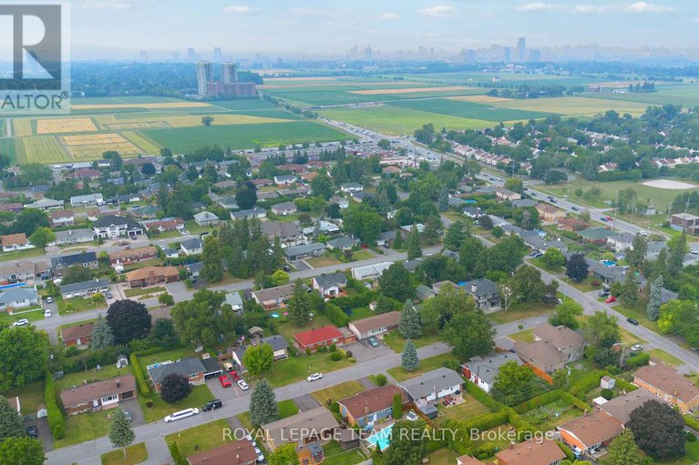28701491/8-oakwood-avenue/city-viewskylinefisher-heightsparkwood-hills/ottawa/ontario/K2E6A5_35