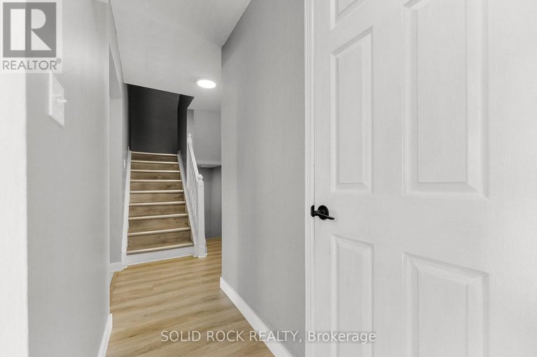 28313092/316-singleton-way/chatelaine-village/ottawa/ontario/K1E2B3_5