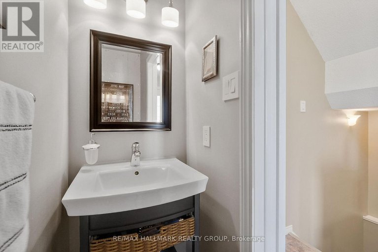28610076/1352-baden-avenue/emerald-woodssawmill-creek/ottawa/ontario/K1T1V7_17