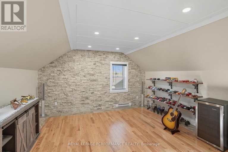 29482695/8-john-street/lorignal/champlain/ontario/K0B1K0_33