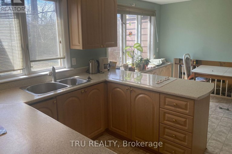 27922641/2626-elmhurst-street/queensway-terrace-north/ottawa/ontario/K2B7N6_15