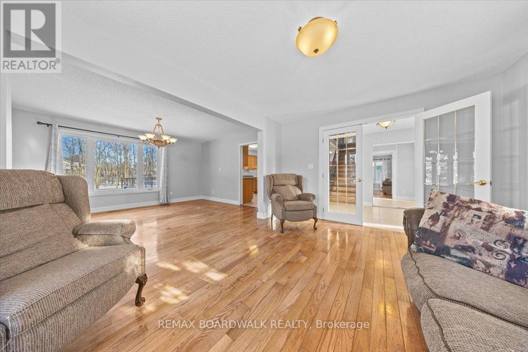 29344608/7089-bush-drive/greely/ottawa/ontario/K4P1M8_6