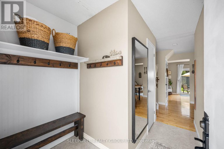 28378169/82-28-barrow-crescent/katimavik/ottawa/ontario/K2L2K1_5