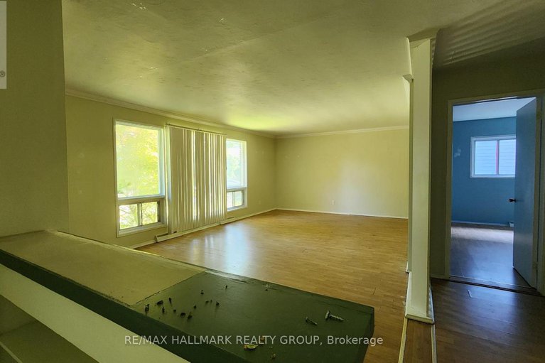 28090289/447-roger-road/alta-vistafaircrest-heights/ottawa/ontario/K1H5B7_6