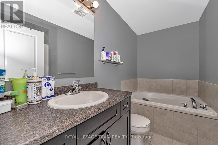 28438755/625-pepperville-crescent/emerald-meadowstrailwest/ottawa/ontario/K2M0E8_18